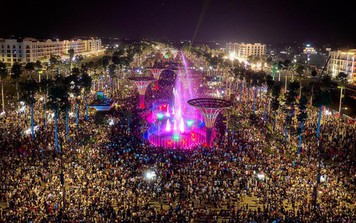 Hàng trăm ngàn người háo hức ngắm pháo hoa, vui chơi tại quảng trường biển Sầm Sơn