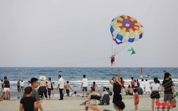 Du khách thích thú vui chơi, tắm biển Đà Nẵng
