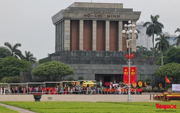 Người dân từ khắp mọi miền Tổ quốc vào Lăng viếng Chủ tịch Hồ Chí Minh