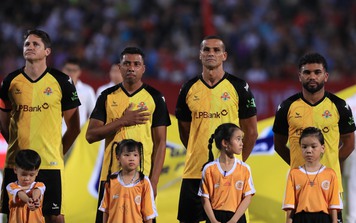 Loạt ảnh "nét căng" các huyền thoại Brazil giao hữu bóng đá tại Việt Nam