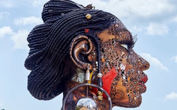 Vẻ đẹp của phụ nữ da đen được tái hiện trong tác phẩm điêu khắc kim loại tuyệt đẹp từ nghệ sĩ người Nigeria
