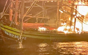 Một tàu cá Quảng Bình bị bốc cháy trên biển