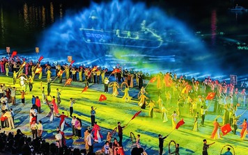 Sông Sài Gòn rực rỡ đêm khai mạc Lễ hội Sông nước TP.HCM năm 2024