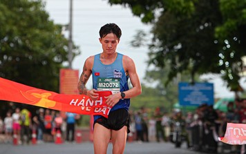 Hai VĐV Nguyễn Thị Oanh, Nguyễn Trung Cường về nhất cự ly 21 km Giải chạy Quảng Trị Marathon