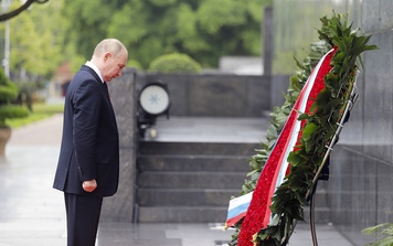 Tổng thống Nga Putin viếng Lăng Chủ tịch Hồ Chí Minh