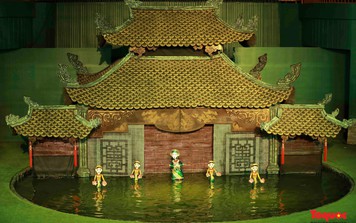 Du khách thích thú khám phá dòng chảy văn hóa Việt tại nhà hát múa rối lớn nhất miền Trung
