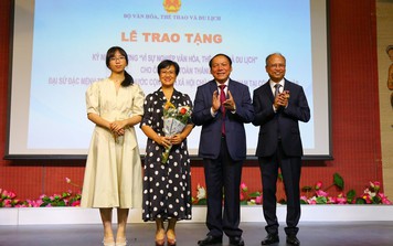 Trao Kỷ niệm chương Vì sự nghiệp VHTTDL cho Đại sứ Việt Nam tại Pháp Đinh Toàn Thắng