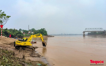 Gấp rút tìm kiếm nạn nhân, chuẩn bị sẵn sàng lắp cầu phao thay thế cầu Phong Châu bị sập