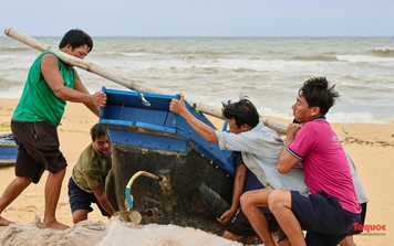 Ngư dân Quảng Bình cẩu thuyền đi tránh bão