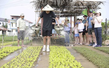 Khách quốc tế hào hứng tham quan, trải nghiệm tại làng du lịch tốt nhất năm 2024