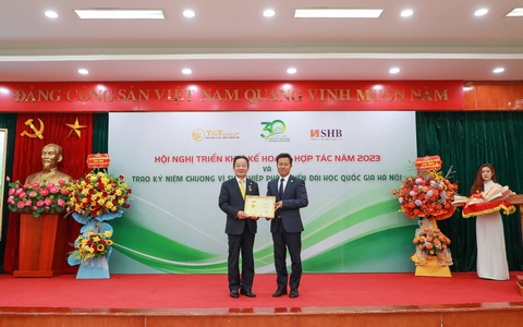 kèo nhà cái nhân Đỗ Quang  Hiển nhận kỷ niệm chương vì sự phát triển Đại học Quốc gia Hà Nội 