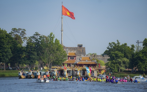 Đông đảo người dân và kèo nhà cái tỷ lệ bóng đá khách xem giải đua ghe trên sông Hương, đổ về các điểm tích Huế dịp lễ 2/9