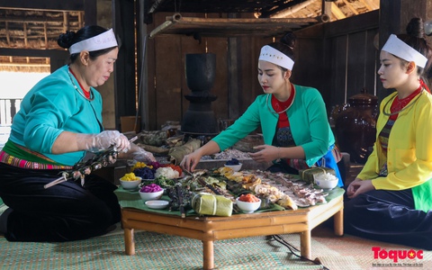 Thăm nhà người Mường khám phá mâm "cỗ lá" đón Tết