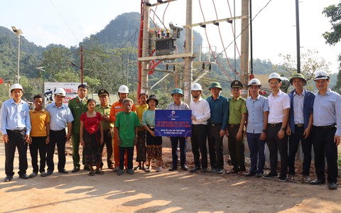 Bà con đồng bào Ma Coong ở hai xã biên giới được dùng điện lưới quốc gia