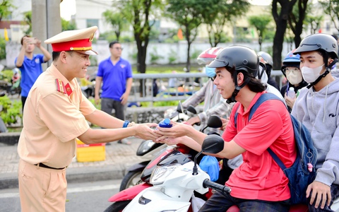 Hình ảnh CSGT tiếp sức kèo cá cược nhà cáiười dân “Lái xe trách nhiệm - Về nhà an toàn” ăn Tết