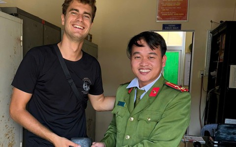 Kịp thời trao trả tài sản cho du khách nước kèo cá cược nhà cáioài bị đánh rơi