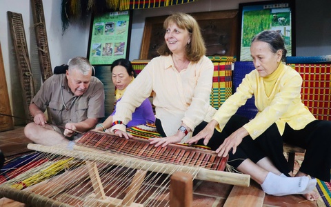 Du khách nước ngoài hào hứng trải nghiệm đan thúng, dệt chiếu…tại ngày kèo cá cược nhà cái làng nghề truyền thống Kim Bồng