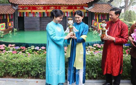 Phu nhân Tổng Bí thư cùng Phu nhân Thủ tướng Singapore xem múa rối soi kèo nhà cái 88