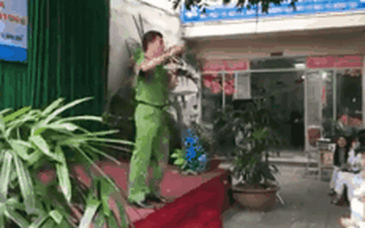 Anh công an truyền nữ sinh dùng chiêu "xúc tép" để triệt hạ các tên yêu râu xanh
