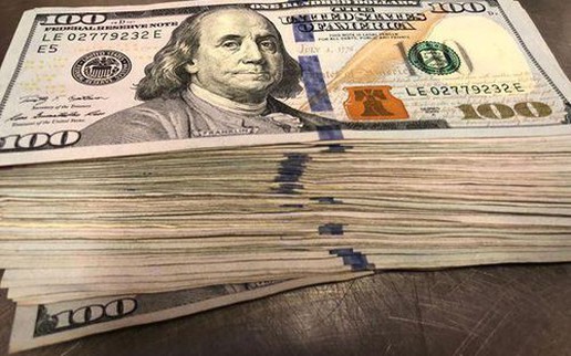 Mua 2 chai nước khoáng, thanh niên hào phóng bo 10.000 USD cho nhân viên phục vụ