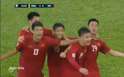 Chung kết lượt đi AFF Cup 2018: Huy Hùng, Đức Huy lần lượt ghi 2 bàn vào lưới Malaysia trong hiệp 1
