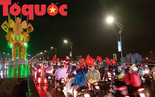 Hình ảnh người dân ở Đà Nẵng thâu đêm mừng đội tuyển Việt Nam vô địch AFF Cup 2018
