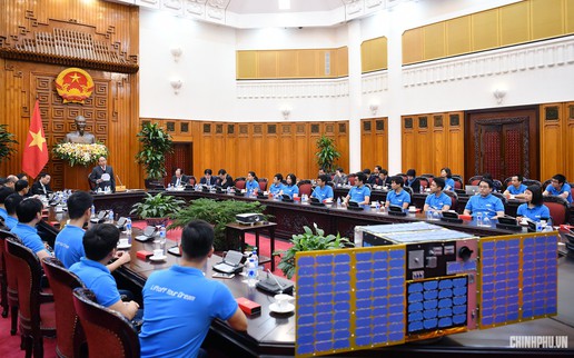 Thủ tướng gặp mặt nhóm kỹ sư chế tạo thành công vệ tinh MicroDragon