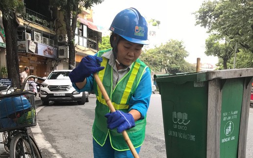 Người phụ nữ 28 năm lặng lẽ đón Giao thừa ngoài đường