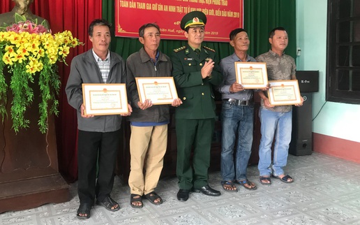 Tuyên dương người dân nhặt được ma túy ở bờ biển miền Trung