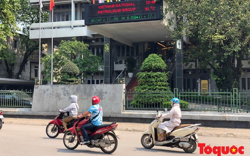 Người dân Thủ đô méo mặt với cái nóng đầu hè 41 độ C