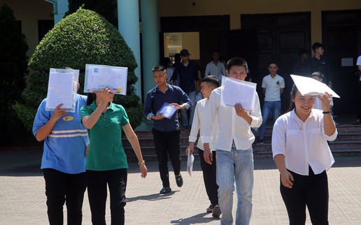 Nghệ An: Nắng nóng gay gắt, thí sinh căng mình "vượt vũ môn"