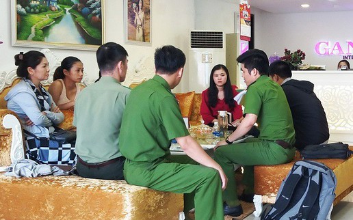 7 phụ nữ kéo tới Viện thẩm mỹ quốc tế đòi lại tiền làm đẹp vì lý do bất ngờ