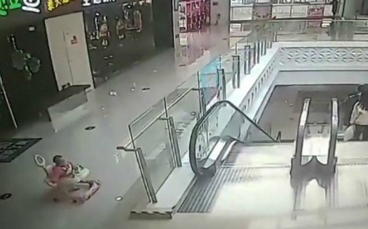 Nguy hiểm: Xe tập đi lao xuống sân, bé gái 8 tháng tuổi bị lún sọ não