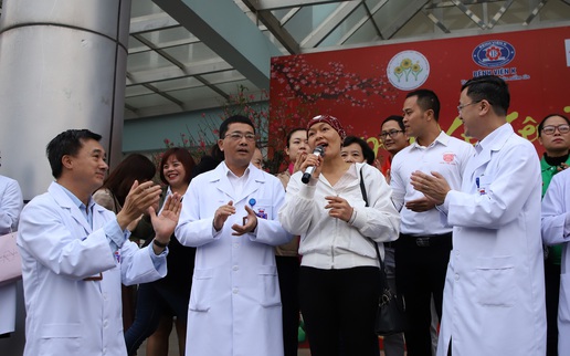 Clip: Bệnh nhân ung thư hát cùng lãnh đạo và các bác sỹ Bệnh viện K ca khúc "Mùa Xuân trên quê hương"