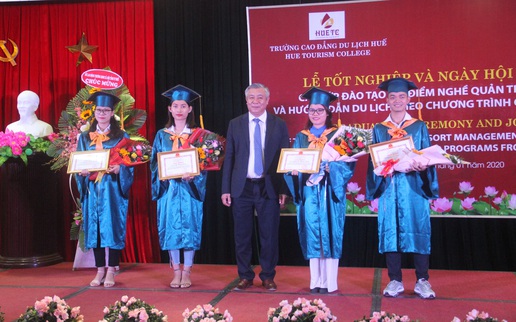 Trao bằng tốt nghiệp cho sinh viên ngành du lịch được đào tạo theo chương trình từ Úc