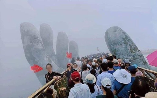 Vụ du khách trèo vào bàn tay trên Cầu Vàng: Bao giờ mới có văn minh du lịch?
