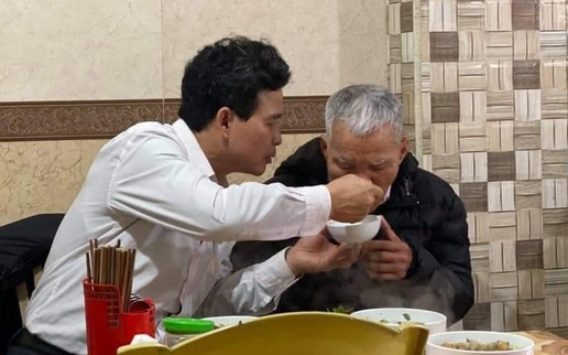 Xúc động hình ảnh người con trai bón cho cha già ăn từng thìa bún, thủ thỉ ân cần: "Ngon không bố, hơn quê mình ấy nhỉ"