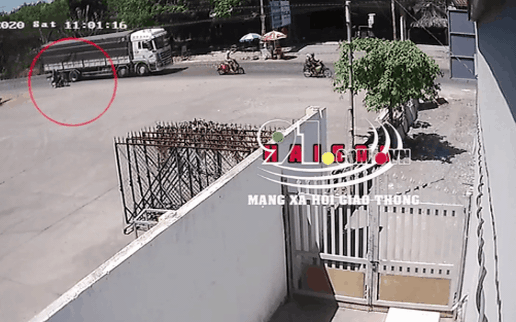 CLIP: Đâm trúng nam thanh niên, nhưng hành động sau đó của tài xế xe tải khiến dân mạng tranh cãi kịch liệt