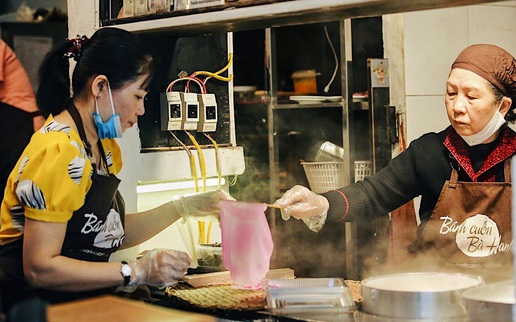 Siêu hot vào lúc này tại Hà Nội: Hàng bánh cuốn thanh long đỏ có vị cực lạ, mới bán 2 ngày nhưng khách đã kéo đến chật kín quán
