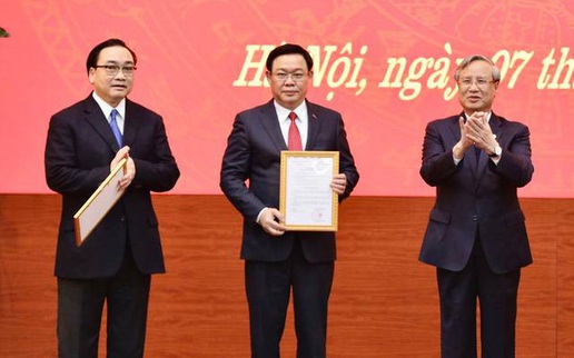 Hình ảnh công bố quyết định của Bộ Chính trị phân công Phó Thủ tướng Vương Đình Huệ giữ chức vụ Bí thư Thành ủy Hà Nội