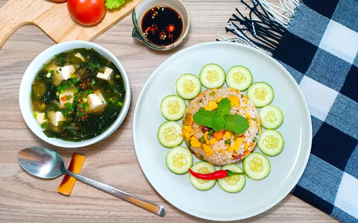 Bữa cơm chỉ 2 món nhưng đầy màu sắc và quan trọng là ai cũng khen ngon