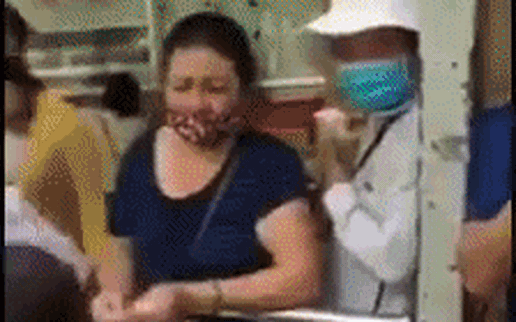 Clip: Làm rơi gần 11 triệu tiền viện phí chữa bệnh cho mẹ, người phụ nữ bật khóc nức nở, chắp tay cảm ơn khi được nam thanh niên nhặt giúp