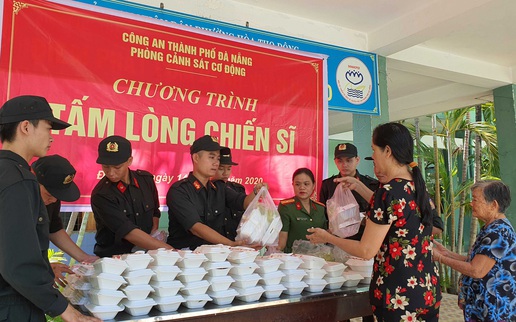 Cảnh sát cơ động Đà Nẵng phát miễn phí hàng trăm suất cơm cho bệnh nhân nghèo