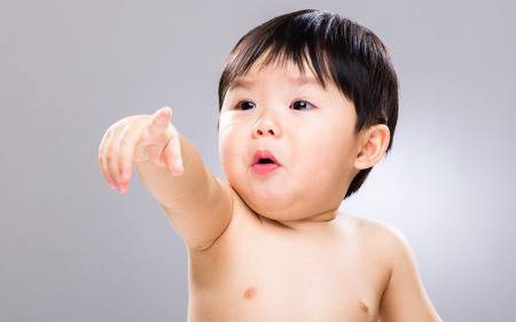 Trẻ biết làm việc này càng sớm thì khả năng sử dụng ngôn ngữ cũng như học tập càng tốt