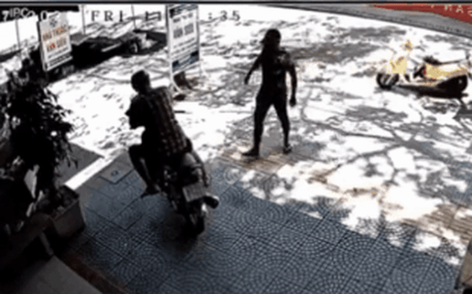 CLIP: Đang ngồi trên vỉa hè, thanh niên bị người lạ đấm văng kính và pha "mèo vờn chuột" gay cấn