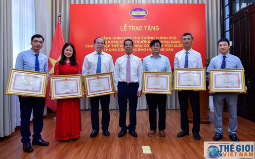Trao Bằng khen của Thủ tướng và Bộ trưởng Ngoại giao trong công tác bảo hộ công dân