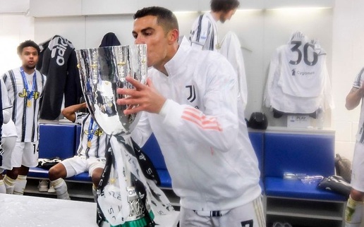 Ronaldo cười toe toét, hạnh phúc hôn cúp vô địch trong ngày chính thức trở thành CHÂN SÚT VĨ ĐẠI NHẤT lịch sử