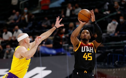 Utah Jazz thắng dễ Los Angeles Lakers bằng cơn mưa 3 điểm