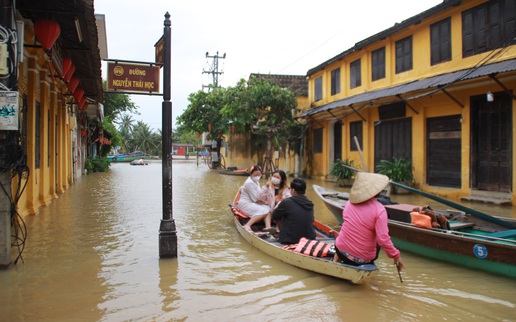 Lũ lại bủa vây phố cổ Hội An