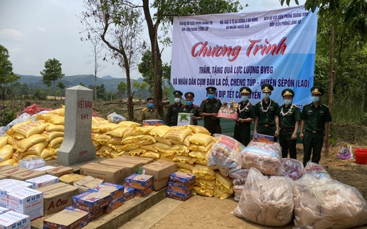 Thăm hỏi, tặng quà cho lực lượng bảo vệ biên giới và nhân dân nước bạn Lào nhân dịp Tết Bunpimay